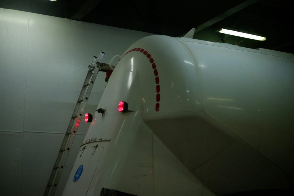 weißes Flugzeug in einem dunklen Raum