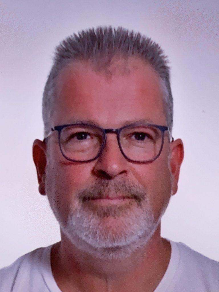 Mann mit Brille und Bart