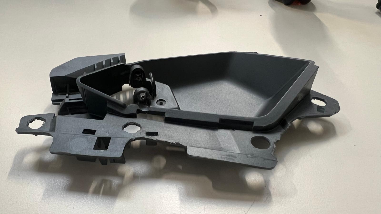 Kunststoffteil auf Tisch gelegen