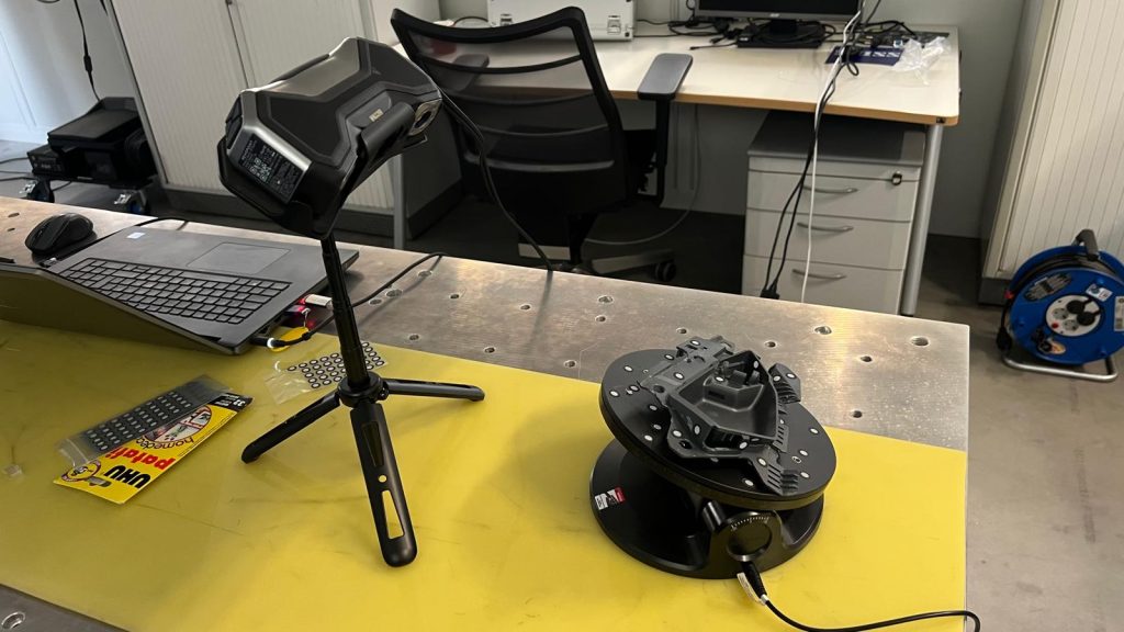 Arbeitsplatz mit Scanner und Halterung