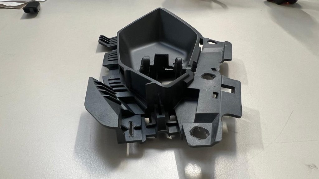 Schwarzes Kunststoffteil auf Tisch